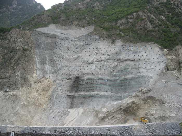 猴子岩水电站导流洞进口边坡支护工程 导流洞进口明渠及闸室工程